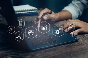 homem usando laptop com ícones de gráficos
