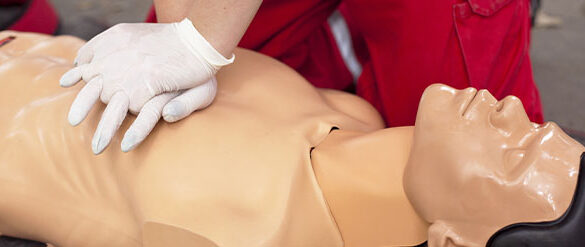 Profissional de primeiros socorros pratica ressuscitação cardiopulmonar em um boneco