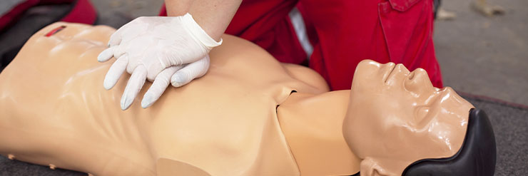 Profissional de primeiros socorros pratica ressuscitação cardiopulmonar em um boneco