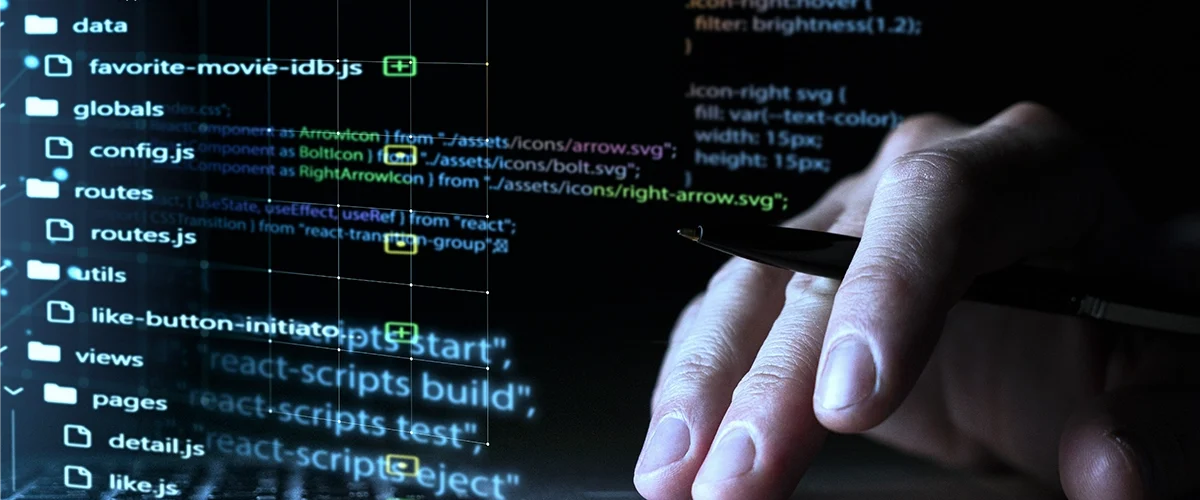 Imagem de uma mão interagindo com um teclado de laptop, com códigos e pastas de programação projetados sobre a tela.