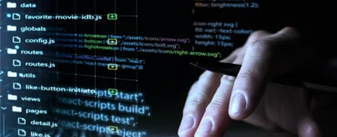 Imagem de uma mão interagindo com um teclado de laptop, com códigos e pastas de programação projetados sobre a tela.