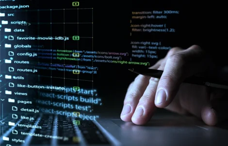 Imagem de uma mão interagindo com um teclado de laptop, com códigos e pastas de programação projetados sobre a tela.