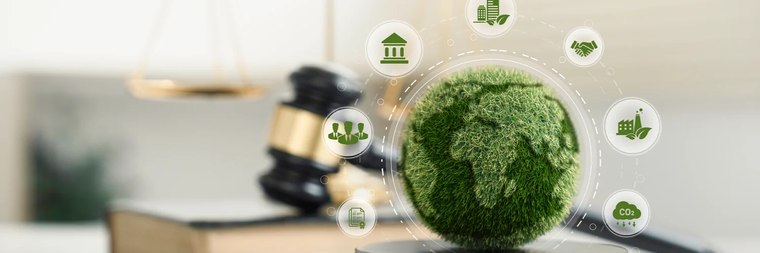 Representação do direito ambiental com símbolos de justiça, meio ambiente e sustentabilidade ao redor do planeta.