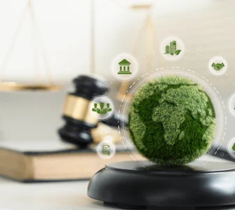 Representação do direito ambiental com símbolos de justiça, meio ambiente e sustentabilidade ao redor do planeta.