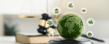 Representação do direito ambiental com símbolos de justiça, meio ambiente e sustentabilidade ao redor do planeta.