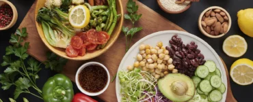 Prato colorido com legumes grelhados, grãos, sementes, castanhas e vegetais frescos em fundo escuro.