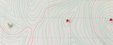 Mapa topográfico com curvas de nível coloridas e alfinetes marcando pontos estratégicos sobre a grade.