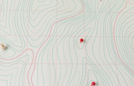 Mapa topográfico com curvas de nível coloridas e alfinetes marcando pontos estratégicos sobre a grade.
