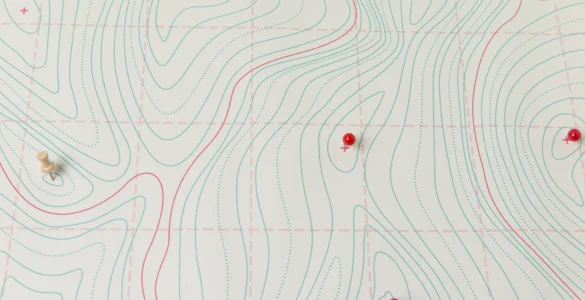 Mapa topográfico com curvas de nível coloridas e alfinetes marcando pontos estratégicos sobre a grade.
