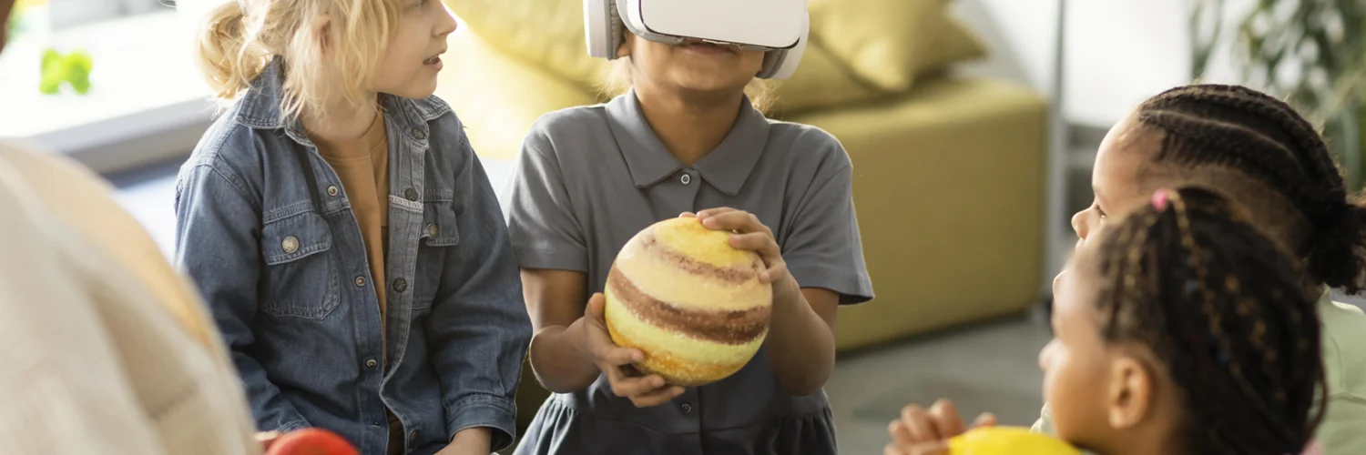 Crianças exploram o sistema solar com realidade virtual e modelos de planetas em sala de aula.