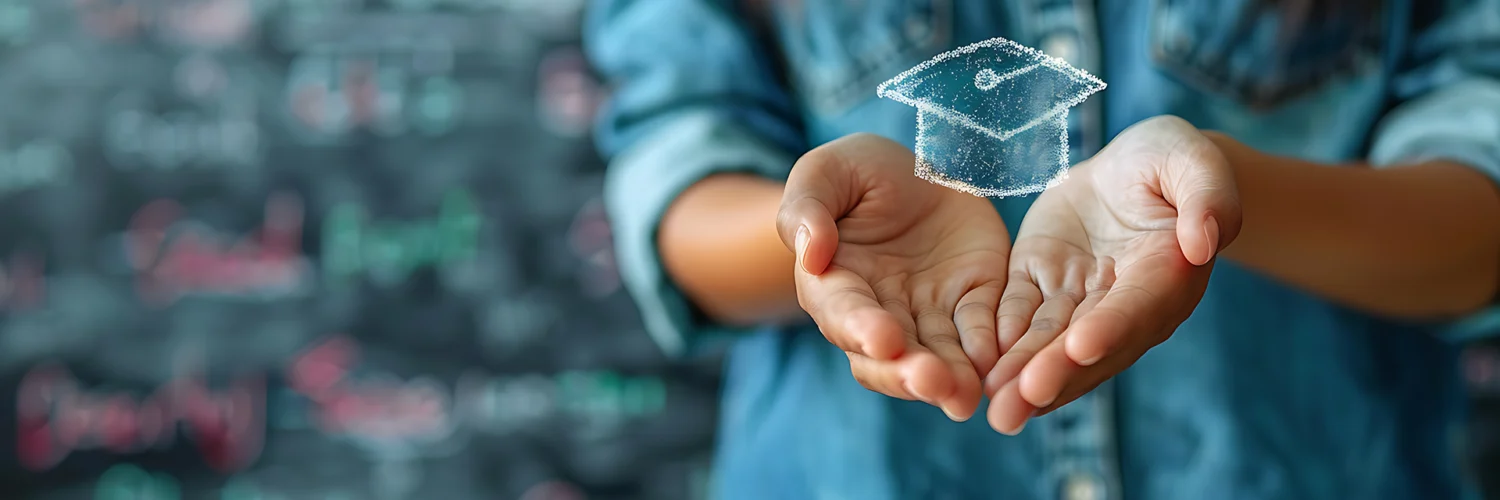 Pessoa com as mãos abertas segurando holograma de capelo, simbolizando o poder transformador da educação.