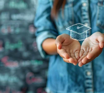 Pessoa com as mãos abertas segurando holograma de capelo, simbolizando o poder transformador da educação.