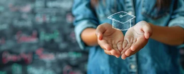 Pessoa com as mãos abertas segurando holograma de capelo, simbolizando o poder transformador da educação.