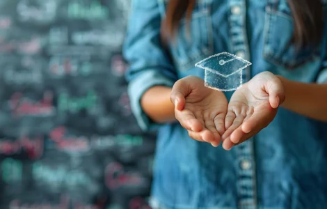 Pessoa com as mãos abertas segurando holograma de capelo, simbolizando o poder transformador da educação.