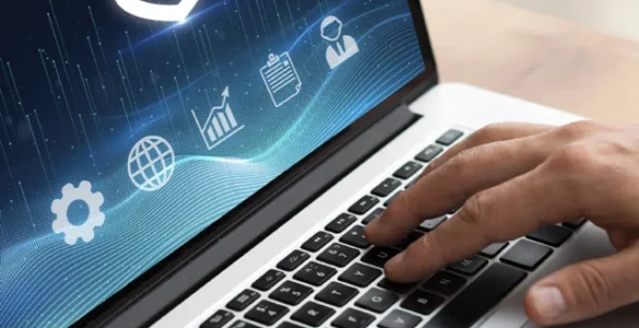 Homem de terno digitando em um laptop com ícones de segurança cibernética e um escudo com um "tick" na tela.