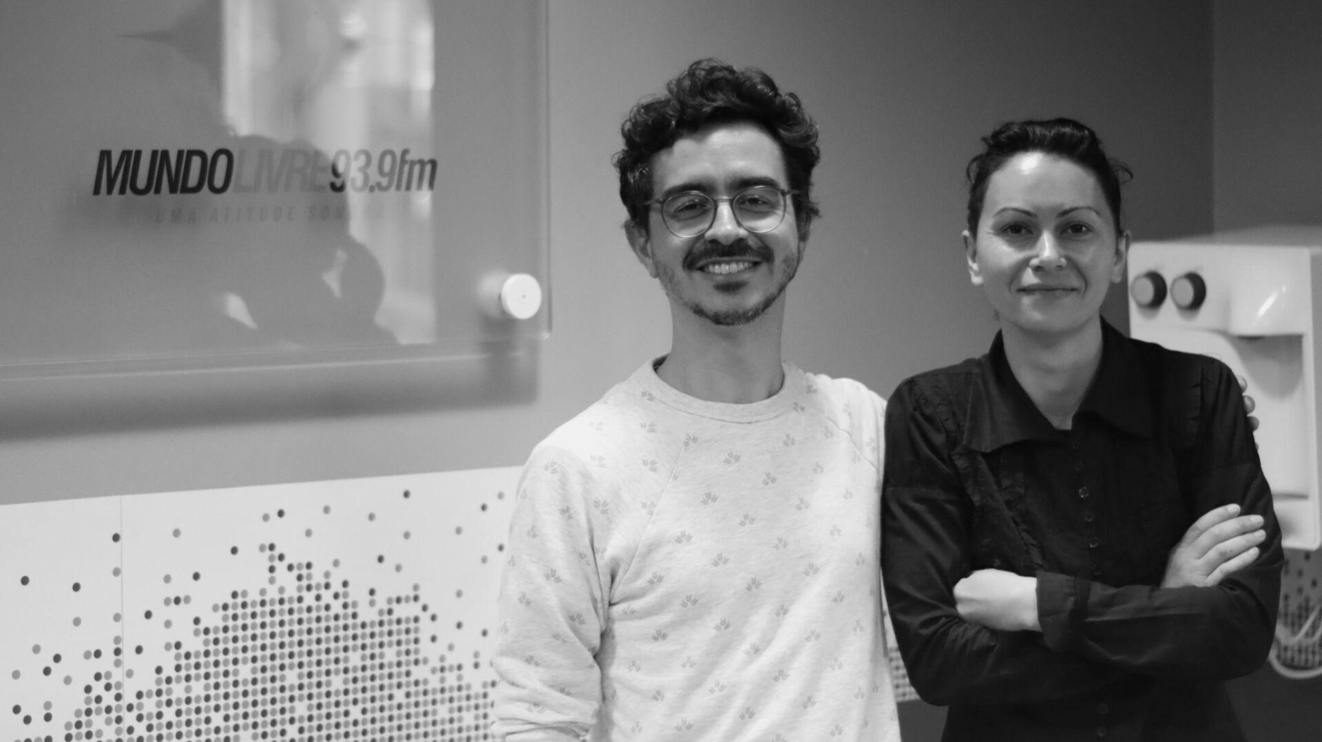 Na foto, o radialista Heitor Humberto e Paula Castro na recepção da empresa GRPCOM, sede da Mundo Livre 93,9 fm e 98,7fm.