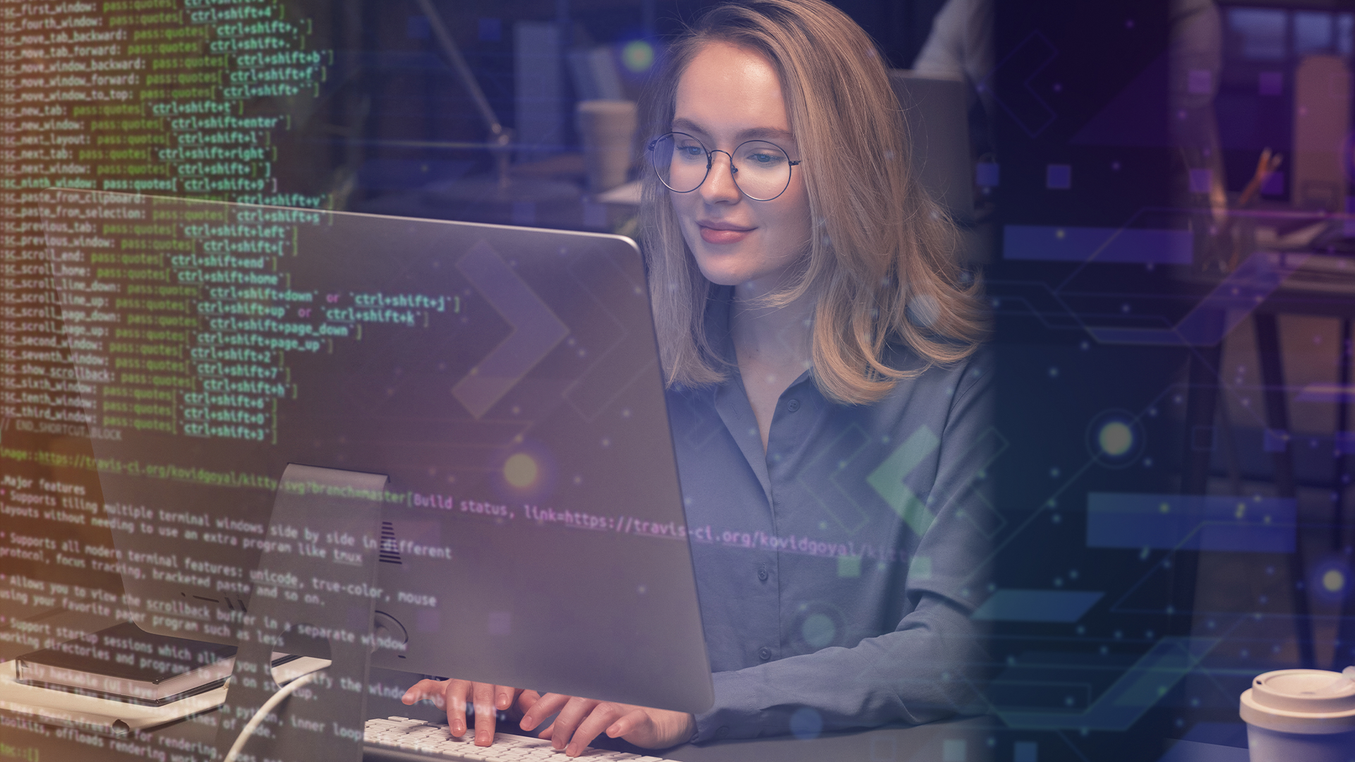 Mulher usando óculos programa em computador, com códigos projetados na tela em ambiente moderno de escritório.