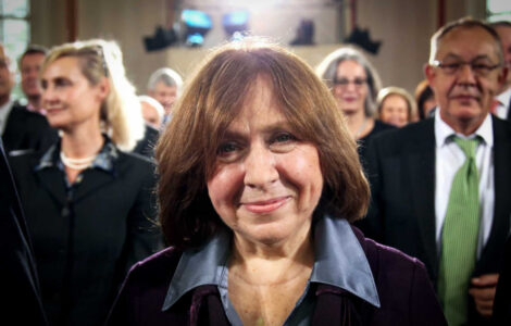 Foto da autora do livro "A guerra não tem rosto de mulher", Stvelana Aleksiévitch.