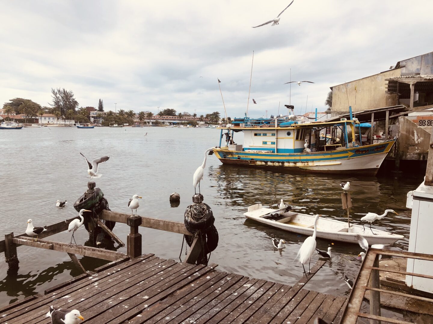 Foto do cais de Cabo Frio, conhecido pela sua travessia de pescadores.