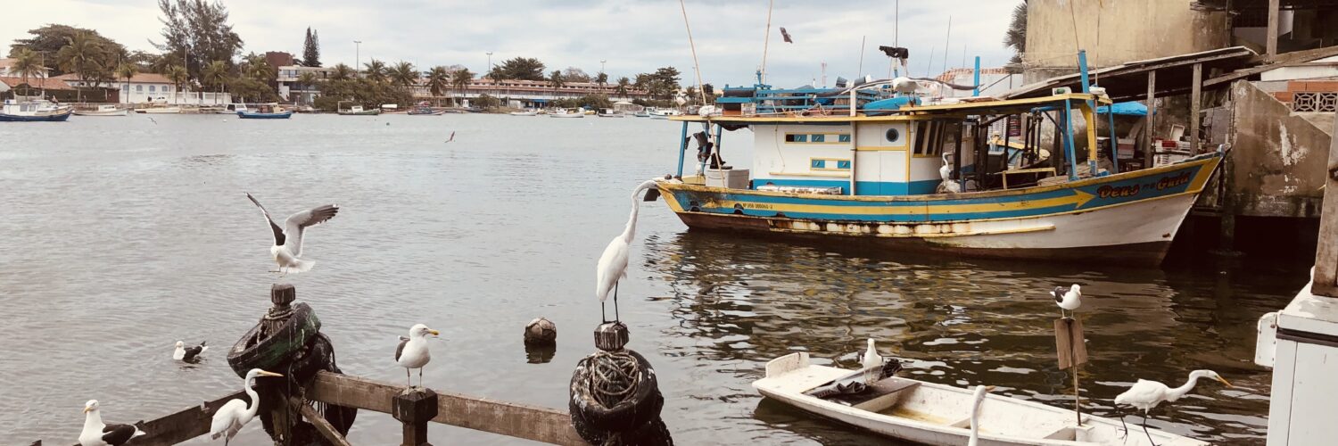 Foto do cais de Cabo Frio, conhecido pela sua travessia de pescadores.