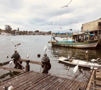 Foto do cais de Cabo Frio, conhecido pela sua travessia de pescadores.