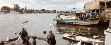 Foto do cais de Cabo Frio, conhecido pela sua travessia de pescadores.