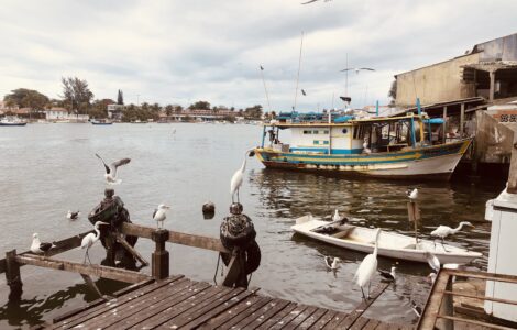 Foto do cais de Cabo Frio, conhecido pela sua travessia de pescadores.