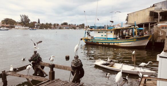 Foto do cais de Cabo Frio, conhecido pela sua travessia de pescadores.