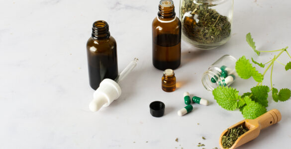 Frascos com extratos naturais, cápsulas verdes e folhas secas ilustrando o uso de fitoterapia personalizada.