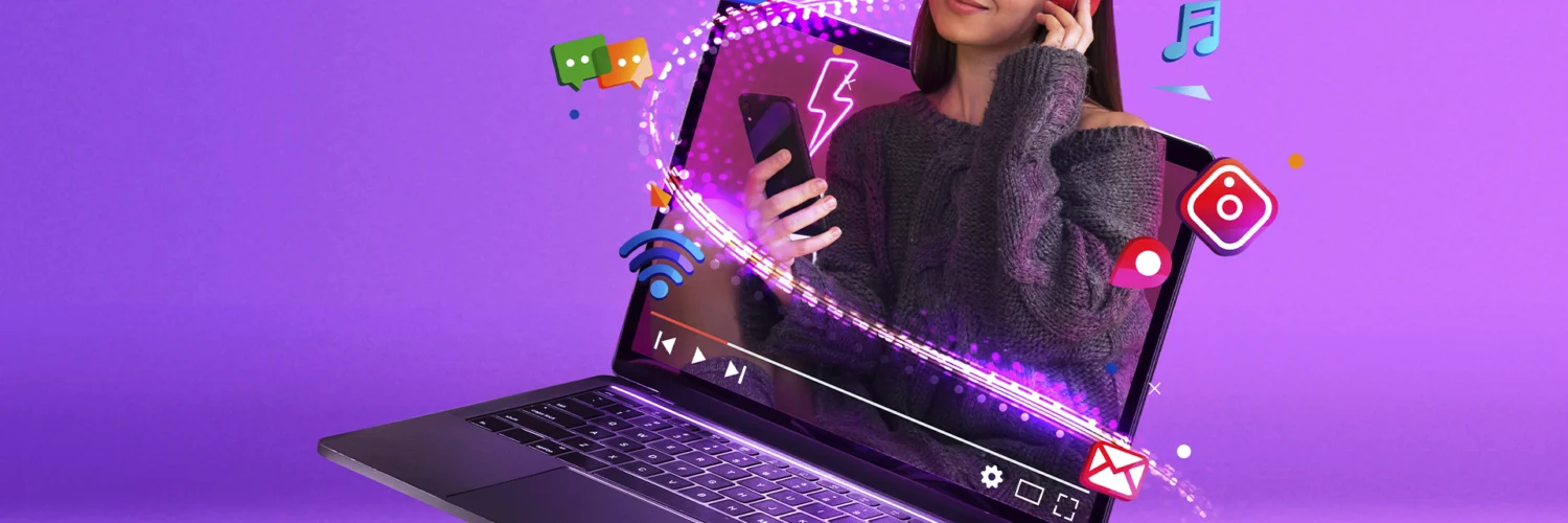 Mulher com fones de ouvido emerge de laptop, cercada por ícones de redes sociais e multimídia. Marketing digital e entretenimento.