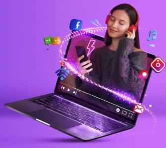 Mulher com fones de ouvido emerge de laptop, cercada por ícones de redes sociais e multimídia. Marketing digital e entretenimento.