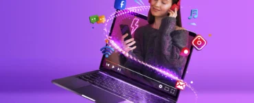 Mulher com fones de ouvido emerge de laptop, cercada por ícones de redes sociais e multimídia. Marketing digital e entretenimento.