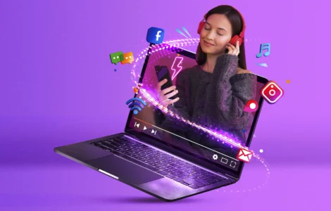 Mulher com fones de ouvido emerge de laptop, cercada por ícones de redes sociais e multimídia. Marketing digital e entretenimento.