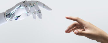 Mão robótica branca e mão humana se estendem. Representação de inteligência artificial e conexão entre homem e máquina.