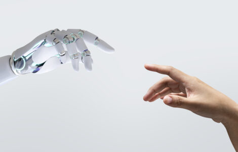 Mão robótica branca e mão humana se estendem. Representação de inteligência artificial e conexão entre homem e máquina.
