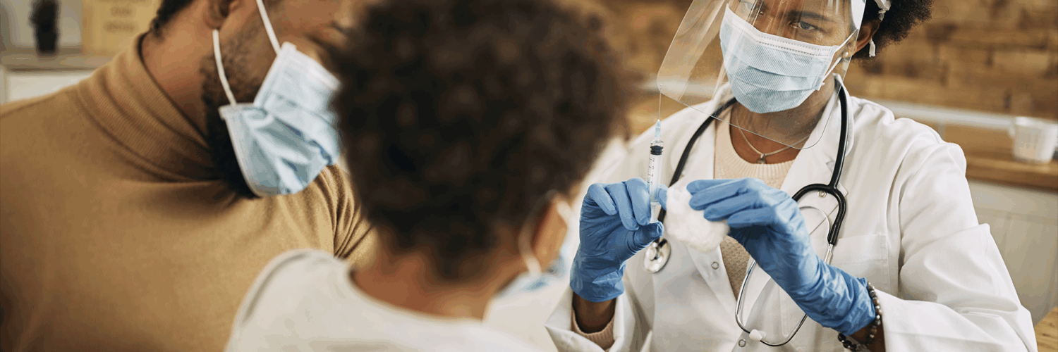 Profissional de saúde administrando vacina em paciente com máscara na clínica, destacando cuidados contra doenças.