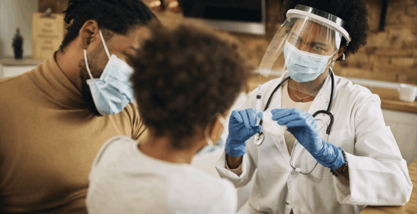 Profissional de saúde administrando vacina em paciente com máscara na clínica, destacando cuidados contra doenças.