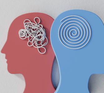 Imagem ilustrativa de dois perfis de cabeça, um com um nó representando confusão mental e o outro com um espiral indicando clareza mental, relacionada a saúde mental e psicologia.