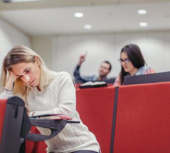 Estudante desanimada representando a evasão no ensino superior.