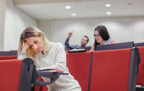 Estudante desanimada representando a evasão no ensino superior.