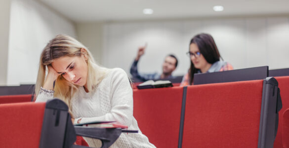 Estudante desanimada representando a evasão no ensino superior.